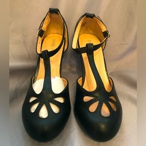 Chase & Chloe New 6.5 Women's Teardrop Cut Out T-Strap Mid Heel Dress Pumps